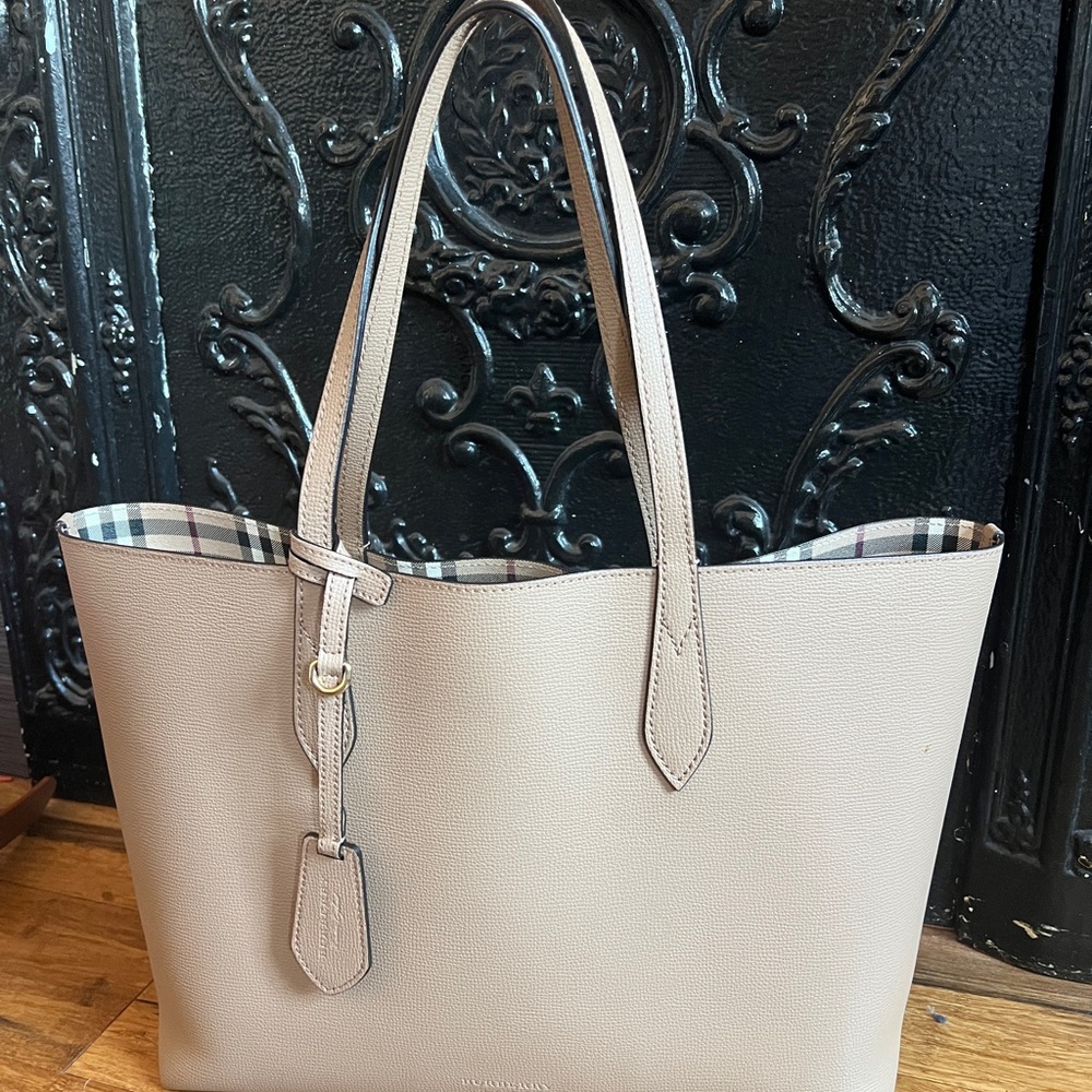 Burberry Women's Tote Bag